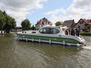 Mise à l'eau du premier bateau fluvial électrique en Alsace