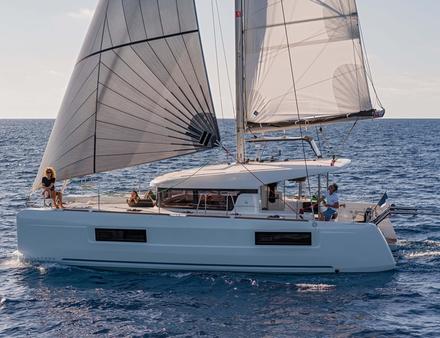 Les étraves droites permettent d'allonger la longueur de flottaison de la carène dont les formes à redan ont été travaillées pour favoriser le semi-planning en toute sécurité. Nautisme Article
