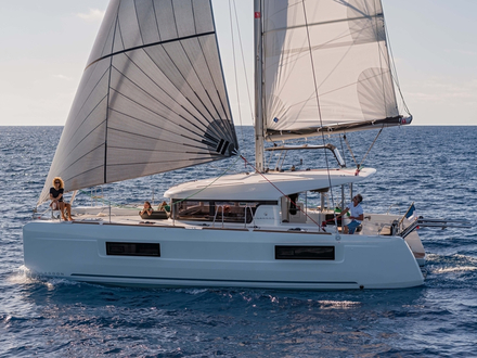 Les étraves droites permettent d'allonger la longueur de flottaison de la carène dont les formes à redan ont été travaillées pour favoriser le semi-planning en toute sécurité. Nautisme Article