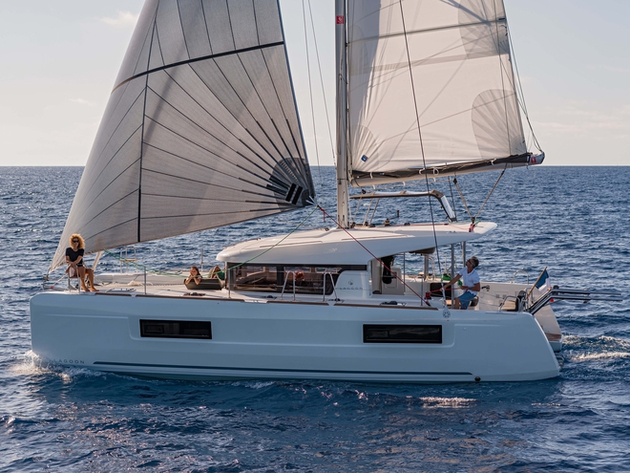 Les étraves droites permettent d'allonger la longueur de flottaison de la carène dont les formes à redan ont été travaillées pour favoriser le semi-planning en toute sécurité. Nautisme Article