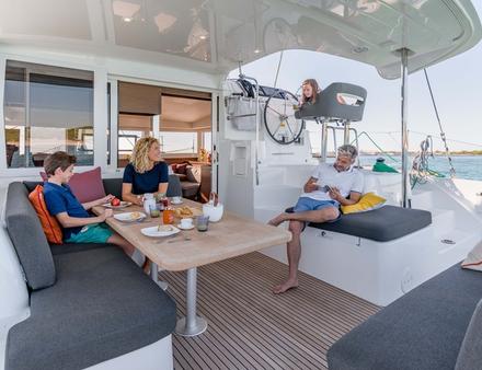 Dans un peu moins de 12 mètres, ce catamaran rassemble tout ce qu'il faut pour naviguer en famille très confortablement, en toute sécurité et aisance. Nautisme Article