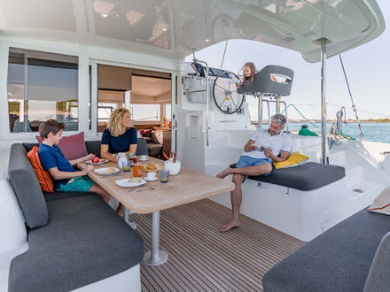 Dans un peu moins de 12 mètres, ce catamaran rassemble tout ce qu'il faut pour naviguer en famille très confortablement, en toute sécurité et aisance. Nautisme Article