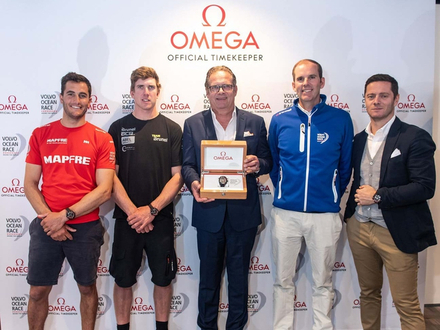 Blair Tuke (skipper MAPFRE), Peter Burling (skipper Team Brunel), Jean-Claude Monachon (vice-président d'Omega), Richard Brisius (Président de la Volvo) et Arnaud Michon (Président Omega USA)