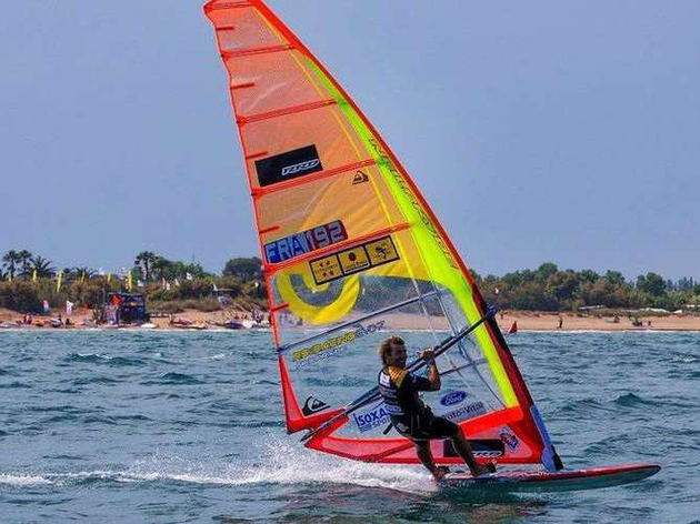Antoine Albeau, 24 fois champion du monde de windsurf, originaire de l'île de Ré. Nautisme Article