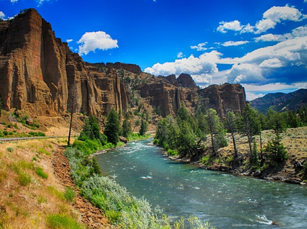 La rivière Shoshone serpente du parc Yellowstone vers Cody et le réservoir de Buffalo BIll La rivière Shoshone serpente du parc Yellowstone vers Cody et le réservoir de Buffalo BIll