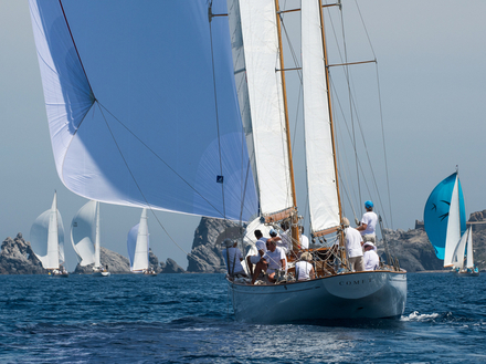 La Porquerolles Classique, organisée depuis 2003, attend pour cette 16ème édition une cinquantaine de bateaux classiques, parmi les plus beaux de Méditerranée.