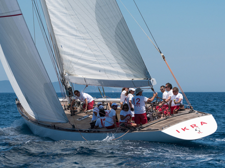 Classés en trois catégories - Époque Marconi, Époque Aurique, Classique Marconi -, les gréements historiques présents disputeront chaque jour plusieurs manches. Ikra 12M JI de 1964 sera-t-il encore vainqueur ?