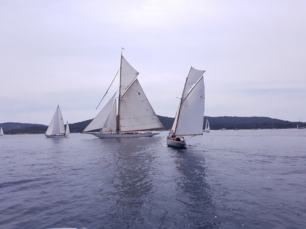 Les régates se dérouleront du vendredi 8 au dimanche 10 juin sur des parcours côtiers dans la rade et autour des îles d'Hyères. Les régates se dérouleront du vendredi 8 au dimanche 10 juin sur des parcours côtiers dans la rade et autour des îles d'Hyères.