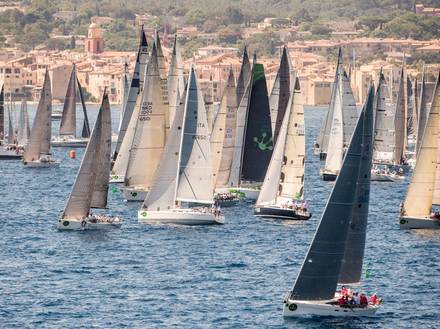 Le record de la course au large appartient depuis 2012 au monocoque de 30 mètres Esimit Europa 2 qui a achevé le parcours en moins de 15 heures. A contrario, le vainqueur de l'an dernier, Momo, aura mis 33h. Le record de la course au large appartient depuis 2012 au monocoque de 30 mètres Esimit Europa 2 qui a achevé le parcours en moins de 15 heures. A contrario, le vainqueur de l'an dernier, Momo, aura mis 33h.