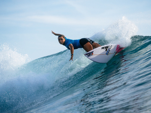 La surfeuse française Johanne Defay victorieuse à Bali