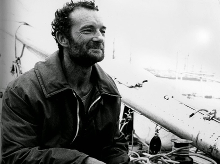 En 1964, Eric Tabarly remporte la Transat anglaise. Cet exploit le fera connaître du grand public et le transformera en véritable icône nationale. En 1964, Eric Tabarly remporte la Transat anglaise. Cet exploit le fera connaître du grand public et le transformera en véritable icône nationale.