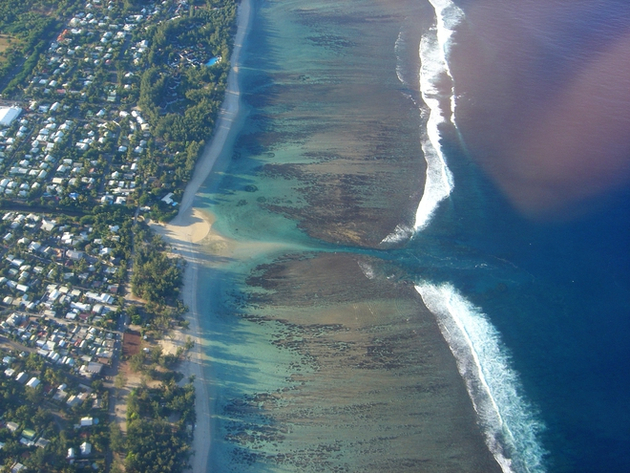 A la Réunion, le lagon est protégé par la barrière de corail. Nautisme Article