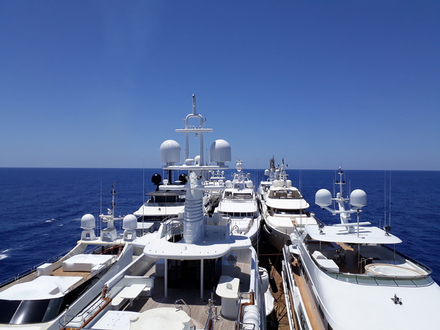 Une fois complet, le cargo transporte dix yachts de 35 à 48 m, et de six bateaux de 10 à 20 m. Une fois complet, le cargo transporte dix yachts de 35 à 48 m, et de six bateaux de 10 à 20 m.