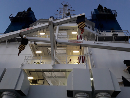 Il s'agit d'un cargo de 2007 et donc équipé de façon moderne, avec des pods électriques et un propulseur latéral. Les moteurs sont des gros groupes électrogènes et la puissance moteur est de 8700 kW chacun. Il s'agit d'un cargo de 2007 et donc équipé de façon moderne, avec des pods électriques et un propulseur latéral. Les moteurs sont des gros groupes électrogènes et la puissance moteur est de 8700 kW chacun.