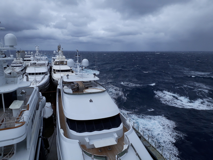 Nous n'avons eu qu'une journée avec une houle à 1,50 m. Et malgré les 208 mètres de long du cargo, nous avons bien roulé ! Nous n'avons eu qu'une journée avec une houle à 1,50 m. Et malgré les 208 mètres de long du cargo, nous avons bien roulé !
