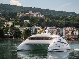 Un navire futuriste sur les rives du lac Léman