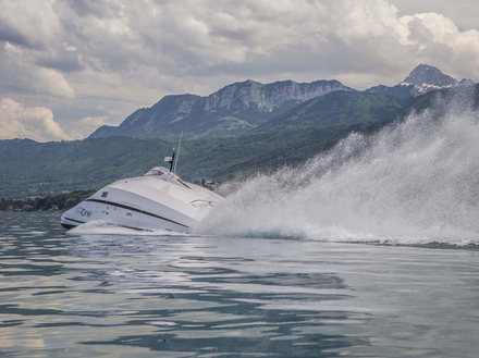 Avec un contact à l'eau réduit de moitié, il génère moins de bruit et moins de pollution. Il est équipé de deux moteurs de 330 ch et navigue à 50 noeuds en moyenne.
