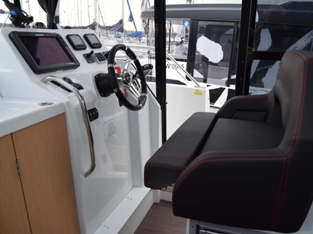 À tribord se situe le poste de pilotage équipé d'un siège double réglable en position et en profondeur. La position de conduite est parfaite que l'on soit assis ou debout. Toutes les commandes sont à portée. Nautisme Article