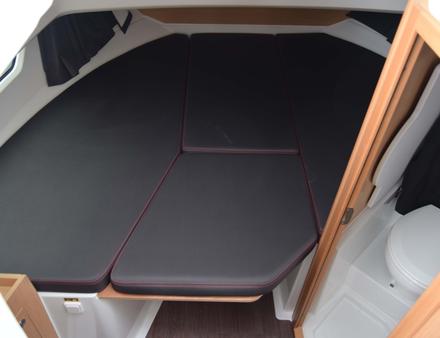 La cabine avant (sous barrot 1,65 m), située dans la pointe de l'étrave, du fait de la forme de cette dernière, est relativement grande. Une deuxième cabine (mid-cabine) se situe à bâbord de la descente. Nautisme Article