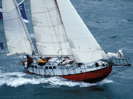 Du lancement au naufrage, chaque mille parcouru avec Moitessier fait partie de l'histoire maritime. Le livre contient un manuscrit, jamais publié, dans lequel Bernard Moitessier explique la « route logique » qu'il a suivie. Du lancement au naufrage, chaque mille parcouru avec Moitessier fait partie de l'histoire maritime. Le livre contient un manuscrit, jamais publié, dans lequel Bernard Moitessier explique la « route logique » qu'il a suivie.
