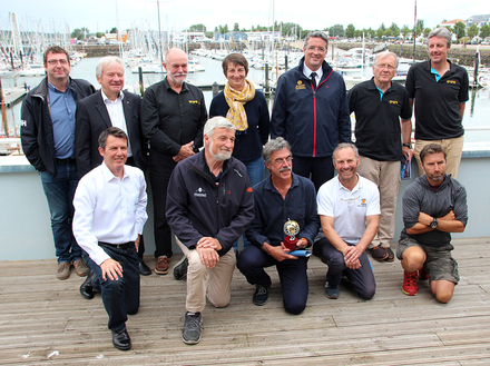 Au premier rang accroupis de gauche à droite, les skippers Antoine Cousot, Jean-Luc Van Den Heede, Loïc Lepage, Philippe Péché et Kevin Farebrother. Au premier rang accroupis de gauche à droite, les skippers Antoine Cousot, Jean-Luc Van Den Heede, Loïc Lepage, Philippe Péché et Kevin Farebrother.