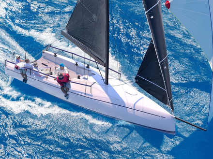 Ce bateau innovant est une belle entrée de gamme du chantier finlandais, qui a lancé sur le marché il y a peu le Swan 98, un yacht luxueux de 30 mètres. Nautisme Article