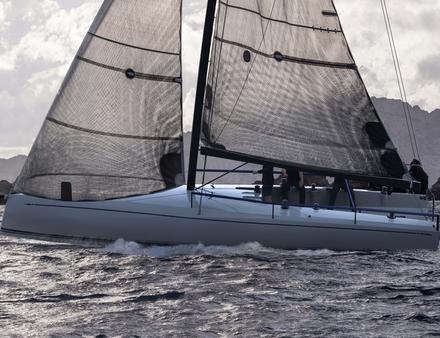 Le Club Swan 36 possède également un mât en carbone réglable à loisir. Nautisme Article