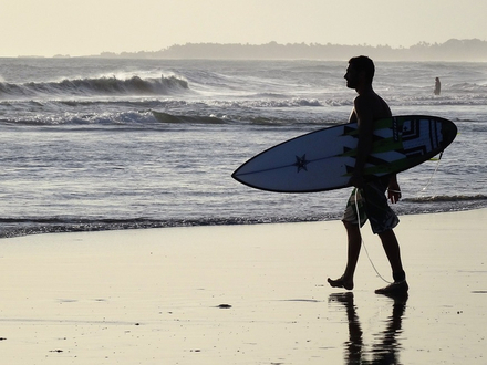 Bali est réputée pour les sports nautiques, particulièrement le surf et la plongée sous-marine. Bali est réputée pour les sports nautiques, particulièrement le surf et la plongée sous-marine.
