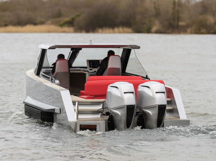 Ce nouveau day-boat de 31 pieds se distingue donc par son cockpit fermé et sa cabine. A noter qu'il est disponible en deux aménagements de pont.