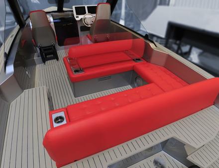 Sur le pont, la banquette en U possède un dossier coulissant permettant d'aménager l'espace à volonté. L'orientation face à la mer permet de créer un espace salon. Nautisme Article