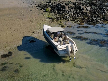 Avec une cabine, une salle d'eau et la possiblité de couchage pour deux personnes, le Commuter se destine à des croisières plus longues que l'Iguana 29.