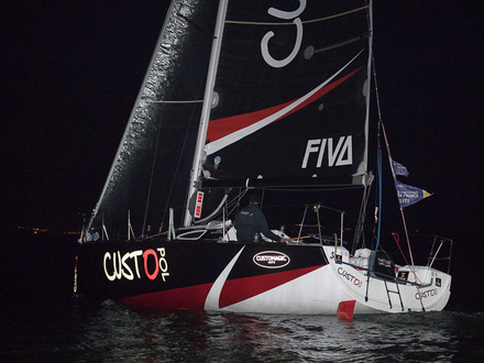Alexis Loison (Custo Pol) remporte la grande course, devant Erwan Tabarly (Armor Lux) et Sébastien Simon (Bretagne CMB Performance), en franchissant la ligne d'arrivée à 4h40 mercredi 20 juin. Alexis Loison (Custo Pol) remporte la grande course, devant Erwan Tabarly (Armor Lux) et Sébastien Simon (Bretagne CMB Performance), en franchissant la ligne d'arrivée à 4h40 mercredi 20 juin.