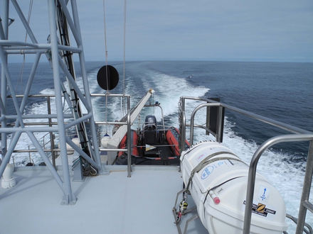 Cette vedette a une vitesse de croisière de 22 noeuds et peut atteindre les 30 noeuds.