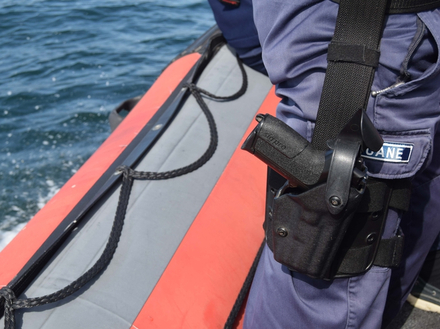 En mission, les douaniers sont armés et disposent à bord d'un armement lourd.