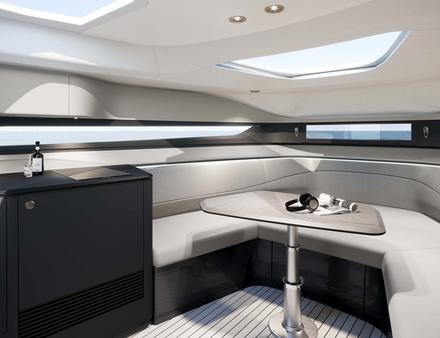 A l'intérieur, le R35 est équipé d'une cabine spacieuse, avec une cuisine équipée, un carré convertible en grande couchette double et une salle de bains attenante. Nautisme Article