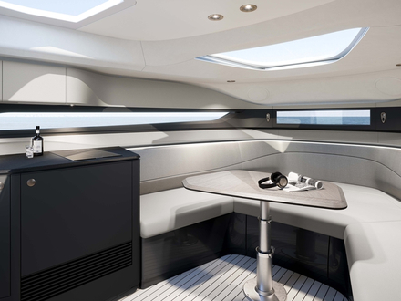 A l'intérieur, le R35 est équipé d'une cabine spacieuse, avec une cuisine équipée, un carré convertible en grande couchette double et une salle de bains attenante. A l'intérieur, le R35 est équipé d'une cabine spacieuse, avec une cuisine équipée, un carré convertible en grande couchette double et une salle de bains attenante.