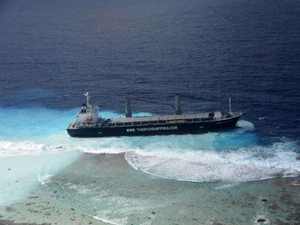 Un cargo s'échoue sur un récif en Polynésie française