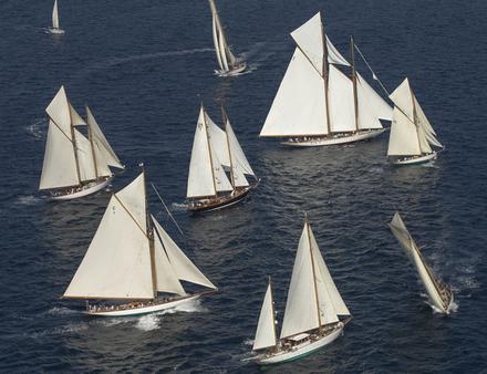 Les Voiles de Saint-Tropez, c'est la plus belle fête de l'année ! On se retrouve avec une ambiance de village de corsaire, ce qui est vraiment unique, on fait un saut de 100 ans dans le passé ! Nautisme Article