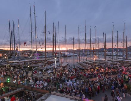 Dans le Village, le bar central revient pour plus de convivialité. Un groupe de musiciens animera également le Village chaque soir en déambulant dans les rues de Saint-Tropez et le port. Nautisme Article