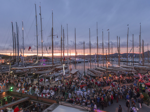 Dans le Village, le bar central revient pour plus de convivialité. Un groupe de musiciens animera également le Village chaque soir en déambulant dans les rues de Saint-Tropez et le port. Nautisme Article