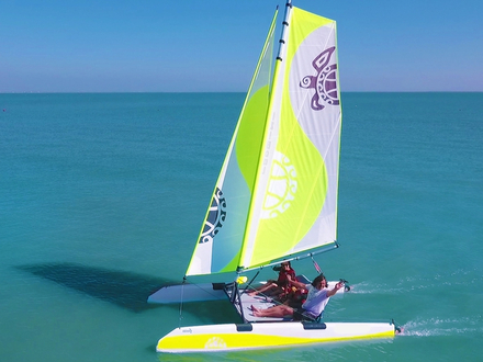 Pour utiliser le catamaran, il suffit de le "d&eacute;plier", puis de s'asseoir comme dans une voiture. C'est bon, vous &ecirc;tes pr&ecirc;t(e)s &agrave; naviguer, quinze minutes plus tard ! Il se pilote avec un joystick.