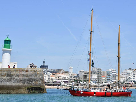 Joshua, le ketch de Bernard Moitessier arrive aux Sables d'Olonne Joshua, le ketch de Bernard Moitessier arrive aux Sables d'Olonne
