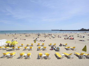 Tour de France : 176 vélos en mer pour un cours d'aquabiking géant