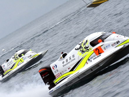 Ces catamarans en matériaux composites sont propulsés par des moteurs hors-bord de plus de 400 chevaux et dépassent les 220 km/h en ligne droite.