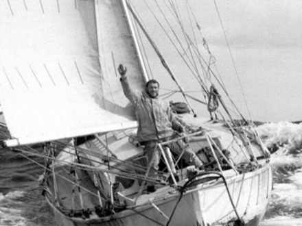 Sir Robin Knox-Johnston, le seul à franchir la ligne d'arrivée, à bord de son ketch de 10 m, le Suhaili. Sir Robin Knox-Johnston, le seul à franchir la ligne d'arrivée, à bord de son ketch de 10 m, le Suhaili.