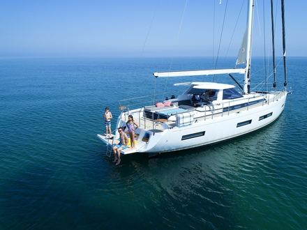 Notre mod&egrave;le &eacute;quip&eacute; de toutes les options d'enrouleurs et winchs &eacute;lectriques r&eacute;versibles va nous r&eacute;server une exp&eacute;rience qui fera date dans l'histoire de la plaisance de s&eacute;rie.