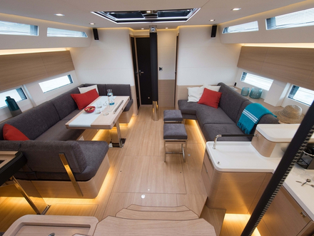 Boiserie, cuir, inox sont mis &agrave; l'honneur par un travail de finition tr&egrave;s abouti. Ici le salon, spacieux et lumineux, pouvant accueillir jusque huit personnes.