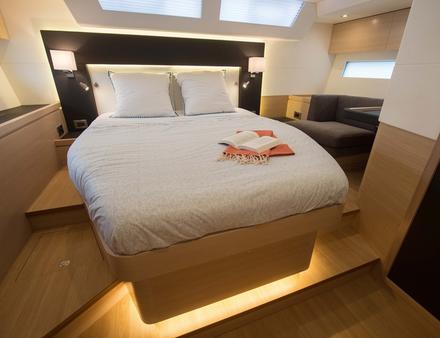 Ce sloop long de 16,50 m a une capacité de couchages de trois à huit personnes. Il est adapté aussi bien à une croisière d'un week-end qu'à un tour du monde. Ici, une des cabines doubles. Nautisme Article