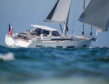 Malgré un vent faible, le sloop se déhale à la vitesse du vent (6-7 noeuds) puis avec le code 0 atteint 8 noeuds avec plus de vent. Le clapot rencontré flatte le dessin de carène... sans aucun bruit. Nautisme Article