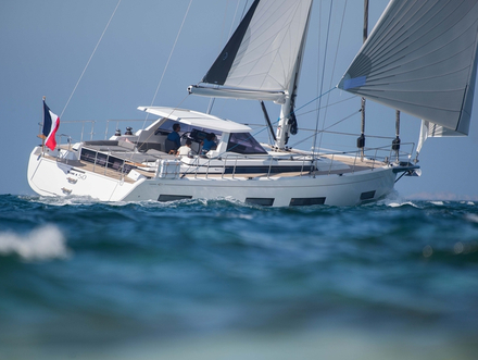 Malgré un vent faible, le sloop se déhale à la vitesse du vent (6-7 noeuds) puis avec le code 0 atteint 8 noeuds avec plus de vent. Le clapot rencontré flatte le dessin de carène... sans aucun bruit. Nautisme Article